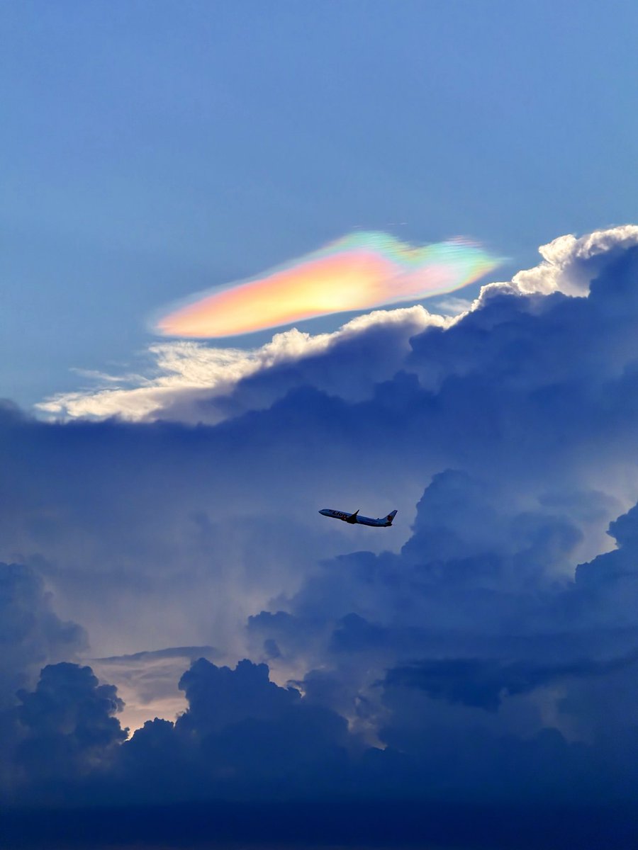 RonallChersan's tweet photo. 🌅 ท้องฟ้ากรุงเทพฯเย็นนี้ 

มีสีรุ้งเหนือเมฆคิวมูโลนิมบัสด้วย 🌈 https://t.co/3SC9IifQqK
