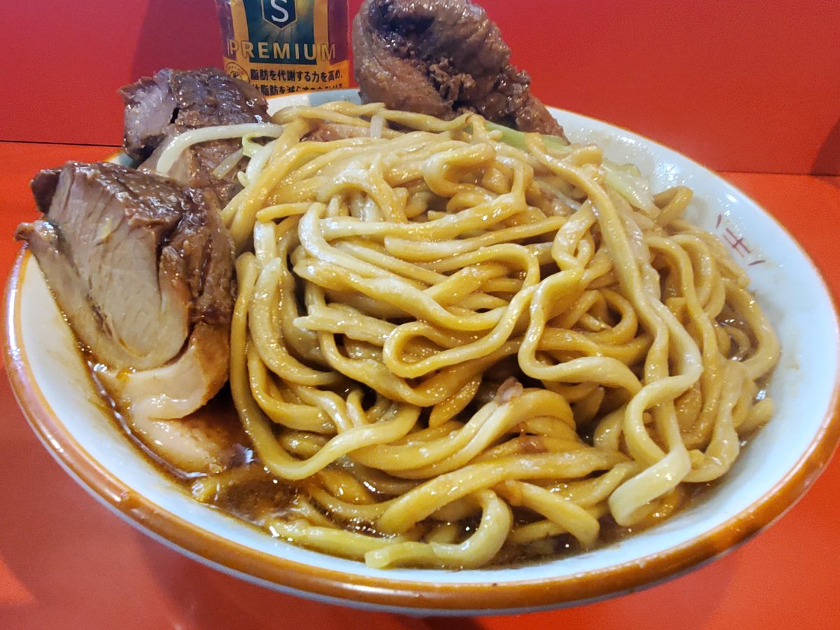 asakaraban's tweet photo. 「ラーメン二郎 仙川店」
豚入りラーメン、コールはそのまま

久々豚入りの満足感たるや。にしても一口目からぶっ飛ぶ美味さ。仙川二郎、極まってます。 https://t.co/U4FgHGTyNE