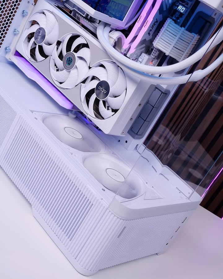 GIGABYTE_DE's tweet photo. GIGABYTE AORUS AERO GiMATE AI TOP GAMING POWER 😎

GIGABYTE RTX5080 AERO OC 16G + AORUS X870 STEALTH ICE 

Dank an 💘🛠📸🎥💻: cr: @ battlerigs @ gigabyte_official

#GIGABYTE #AORUS #pcmr #pcbuild #AERO #STEALTH #X870 https://t.co/0Zn5pcGZvG