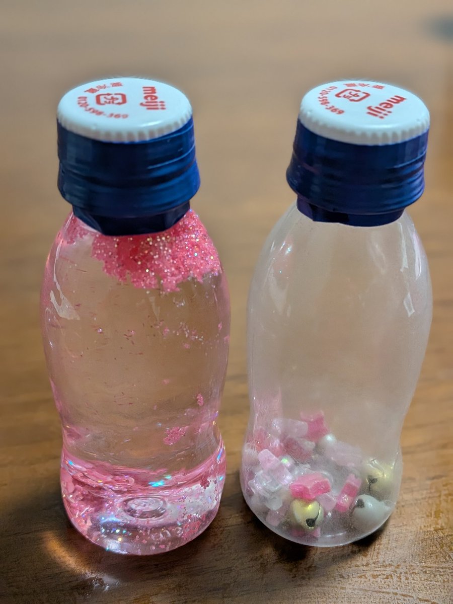 millgoroh_SSR's tweet photo. お水は入ってるやつおもちゃと、マラカス。LG21の容器で作った。左のお水のやつは、セルフネイルコーナーにあったキラキラの粉末とスパンコールをぶち込んでいます。右のマラカスは鈴とかキラキラしたビーズ入れたらご好評。 https://t.co/aLrxpvmAgt