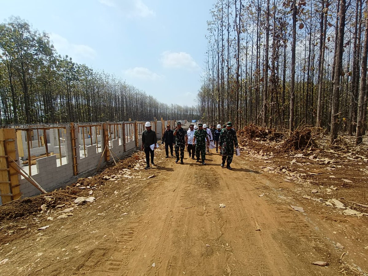 kodim0804's tweet photo. Magetan. - Komandan Kodim 0804/Magetan Letkol Inf Omi Girindra Sasmito mendampingi tim pengawas Pembangunan Batalyon Infanteri Teritorial Pembangunan (Yonif TP) dari Kementerian Pertahanan RI dalam rangka peninjauan lokasi Yon TP 529, di wilayah Mategal Kec. Parang Kab. Magetan. https://t.co/1ei7CiSL0p