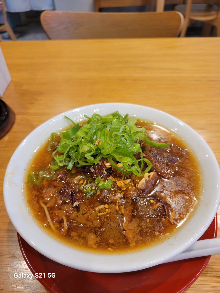 6Choci's tweet photo. 本日も名もなき麺屋A.kさんへ！
ぼっかけらーめん+半チャーハン+親子めしを頂きました😍
久々のぼっかけ😂激ウマでした✨️
フォロワーさんや常連さんがたくさんいて賑やかな店内で楽しかったなー😆
本日もご馳走さまでした！！！ https://t.co/atqPN4KGf9