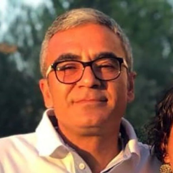 etkilihaberyeni's tweet photo. SON DAKİKA | İBB borsası iddiasıyla hakkında soruşturma açılan Avukat Mehmet Yıldırım, Özgür Özel'in "Anayasal düzeni yıkmaya teşebbüsten" tutuklanması için İstanbul Cumhuriyet Başsavcılığı'na dilekçe verdi.

Yıldırım dilekçesinde Anayasal düzene karşı suçların dokunulmazlık kapsamında olmadığını ileri sürerek Özel'in acilen tutuklanmasını talep etti.

Yıldırım, Kılıçdaroğlu ile birlikte CHP Genel Merkezi'ne giren ekipte yer alıyordu.

(SuperHaber)