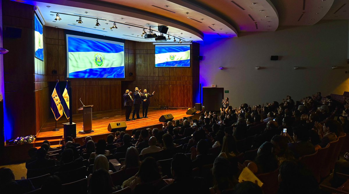JorgeAlbertoUG's tweet photo. 🎶 ¡Una noche inolvidable de hermandad y cultura! Con gran éxito celebramos en el Auditorio del BCIE en Tegucigalpa el evento "Entre Flores y Palmas, una experiencia sinfónica y visual de El Salvador", superando todas las expectativas de proyección y asistencia. 🇸🇻 https://t.co/ghBZ69ocZA