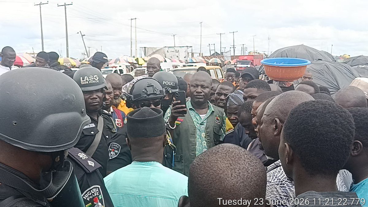 Frontliner1205's tweet photo. Lagos Issues 72-Hour Notice to Street Traders on Mile 2 – Badagry Highway

The Lagos State Government has issued a 72-hour notice to traders and other occupants operating illegally along the Alaba Rago corridor of the Mile 2–Badagry Expressway, ahead of a planned enforcement https://t.co/y88L5ew0v6