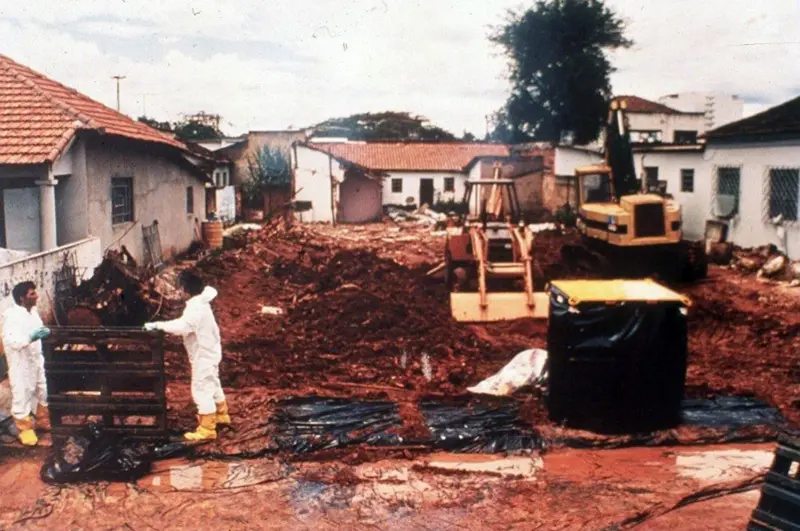 ActualidadRT's tweet photo. En 1987, en una ciudad de Brasil, unos vecinos encontraron un "polvo azul" que brillaba en la oscuridad. Lo compartieron con amigos, lo tocaron, jugaron con él… sin saber que estaban frente a un veneno nuclear. https://t.co/h6hu7jNdte