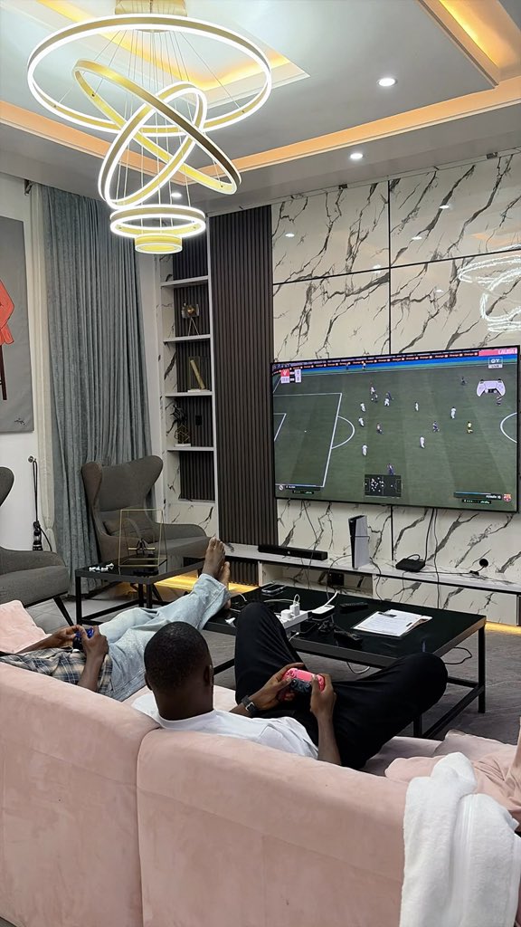 Ebere_mustshine's tweet photo. My new apartment was getting boring so I decided to add some games
I got a brand New PS5 today 
My guys were so happy playing it
Congratulations to me 😩🎊🎉 https://t.co/5ix8YMmka2