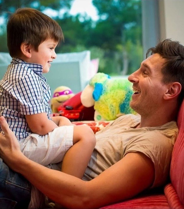 Gaabanaa's tweet photo. Lo tierno que era ver a Messi Papá en esos años con sus bebés 🤏🏼 
 
Ahora Thiago y Mateo están a las piñas en el palco mientras él esta jugando 😭 https://t.co/KginQQ2fCo