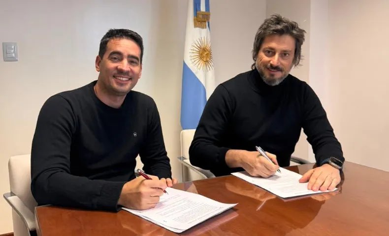 SilvanaGiudici's tweet photo. Felicitaciones para @AdrianRavier, que hoy deja el bloque de diputados para asumir esta nueva y desafiante tarea como vocero presidencial, y felicitaciones para @MartinMatizkinLP. No tengo dudas de la gran tarea que vas a desarrollar en esta Cámara. https://t.co/eJdnTOoYFt