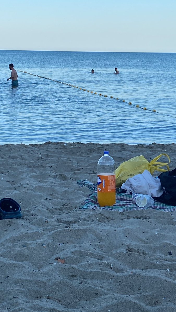 sesedaay's tweet photo. Sarı kula güneş deniz üçlüsü kurunca her şeyi sktir ederiz https://t.co/dYGmf9Bne8