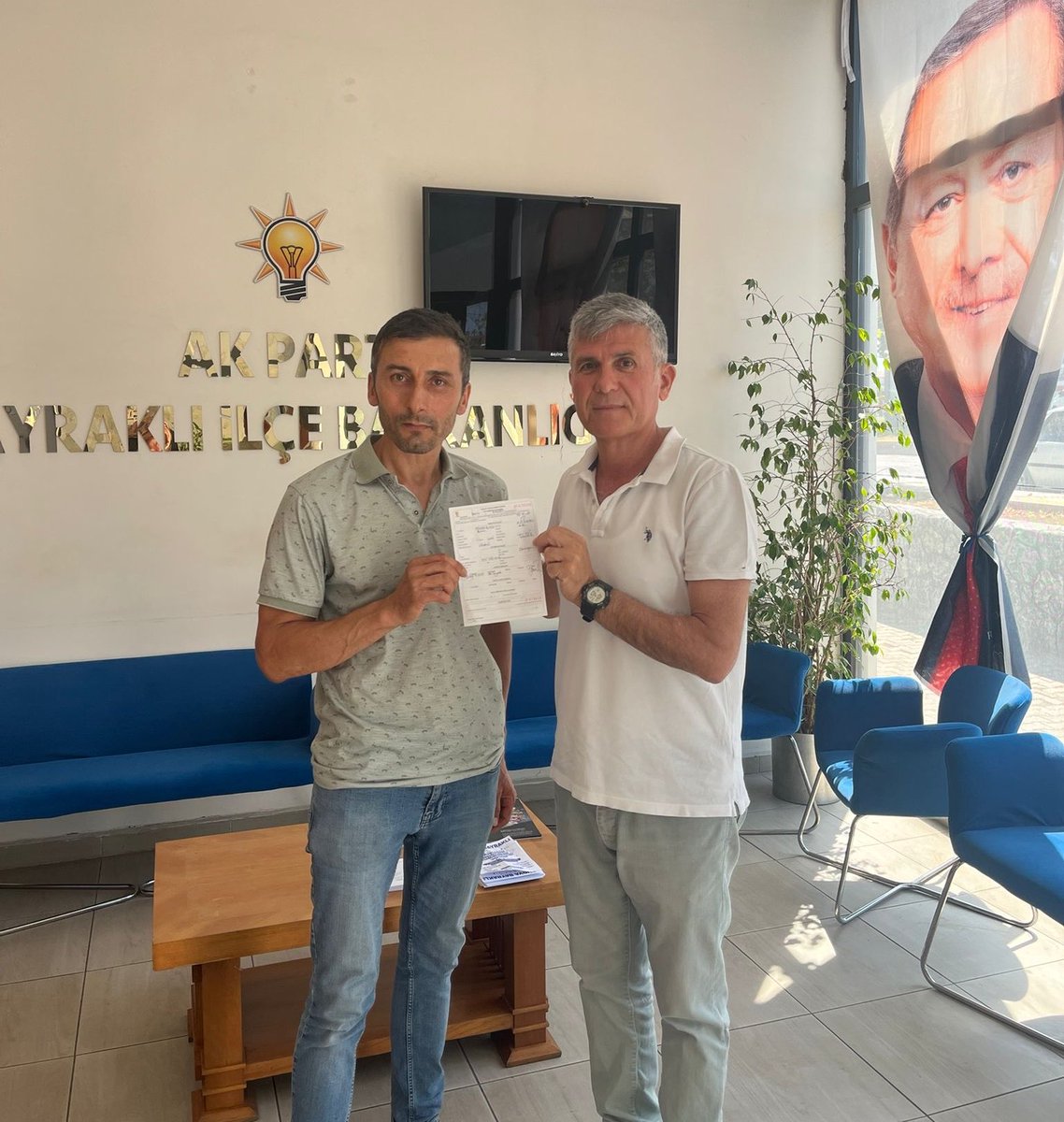 AkBayrakli's tweet photo. 📍İlçe Başkanlığı 

Halkla İlişkilerden Sorumlu İlçe Başkan Yardımcımız Sn. @ozcandemirel35 ve komisyonunun üyelik faaliyetleri. https://t.co/bN5F3fvrml