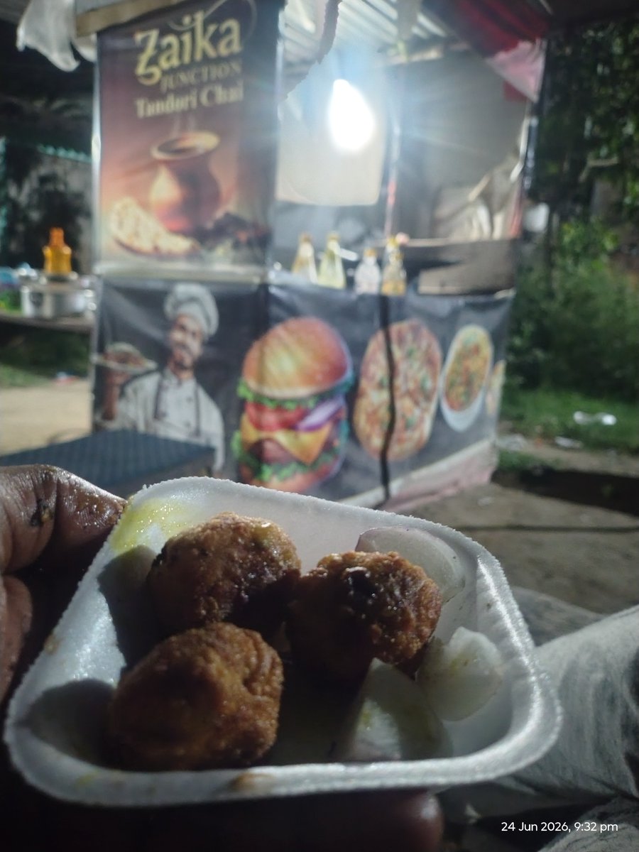 Zaikajunction00's tweet photo. "डाइट कल से शुरू होगी... आज तो फ्राई मोमो खाएंगे 😅🥟
#ZaikaJunction #Methaura #FriedMomos #FoodieMood #MomosAddict #TastyBites #VillageFood https://t.co/4b057OIS52