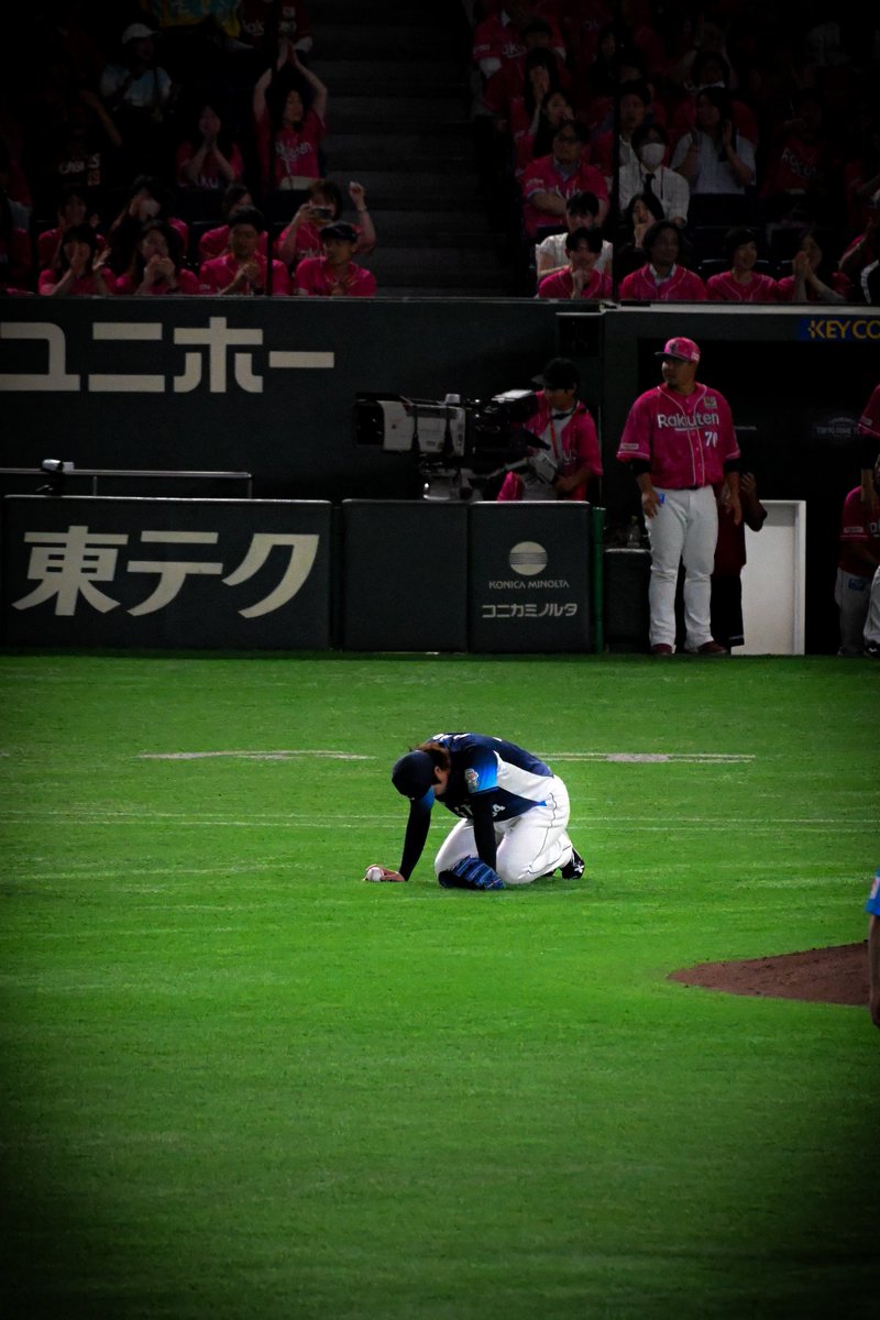 l_36swallows's tweet photo. 一人で戦っている訳ではない
仲間がついてる。
この悔しさは次回の東京ドームで。
#甲斐野央 https://t.co/hb33YwzdN1