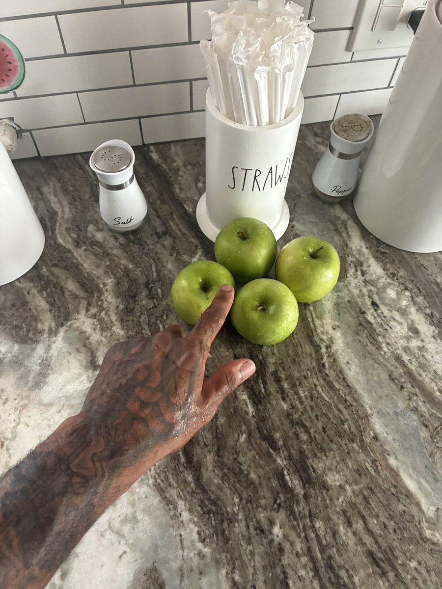 40UUR_'s tweet photo. If Johnny has 4 apples https://t.co/sFXgTJ0zwQ