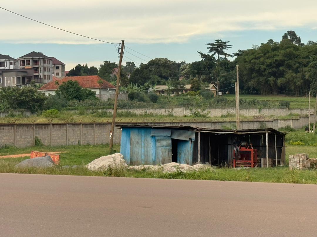 MrWinWinBake's tweet photo. BUWATE COMMERCIAL LAND: 90 Decimals with a title, touching Kira-Kasangati Road, suitable for a shopping mall, hospital, apartments, fuel station or a school on sale at UGX 1.2 Billion. Contact Bake CEO Win-Win Properties on 0757256237 / 0779911844. https://t.co/Ypc6mhEBBT