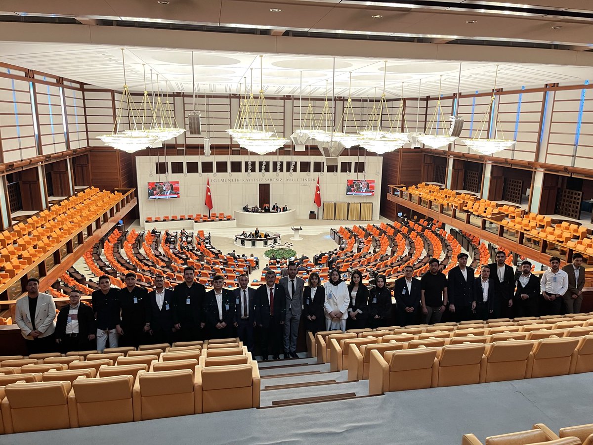 HEkici42's tweet photo. Gazi Meclisimizde, Seydişehir Kadın Kolları ve Meram Gençlik Kolları teşkilatlarımızı misafir ettik. 

Teşkilatlarımızla sahadaki çalışmaları ve vatandaşlarımızın beklentilerini konuşma imkânı bulduk.

Kadın ve gençlik kollarımızın gayreti, teşkilat yapımızın en güçlü unsurlarından biri olmaya devam ediyor. 

Bu vesileyle birlik ve beraberlik içinde yürüttüğümüz çalışmaların sahaya yansımasını kıymetli buluyoruz.

Nazik ziyaretleri için teşkilatlarımıza teşekkür ediyor, çalışmalarında başarılar diliyorum.

@hacerak66966982 
@cimenabdullah42 
@Akseydisehir42 
@akpartimeram 
@akgenclikmeram