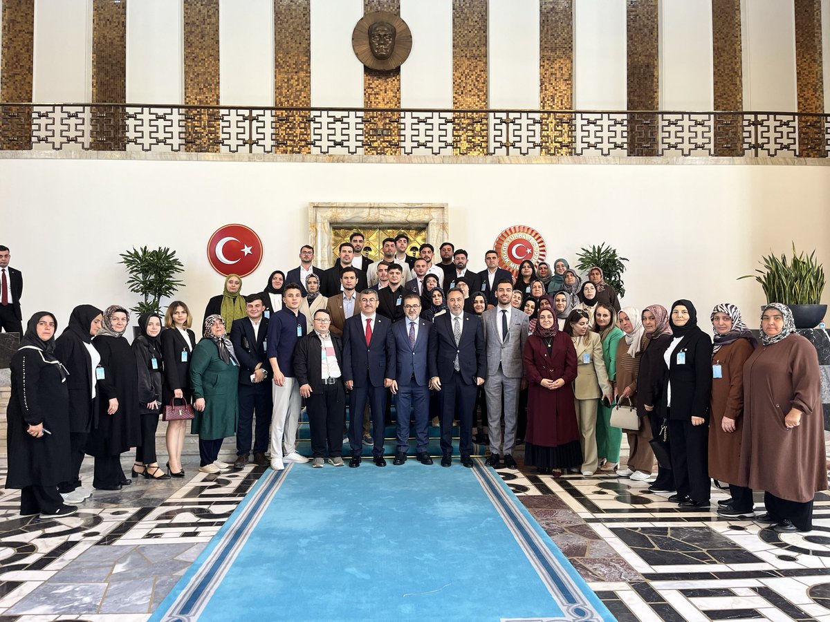 HEkici42's tweet photo. Gazi Meclisimizde, Seydişehir Kadın Kolları ve Meram Gençlik Kolları teşkilatlarımızı misafir ettik. 

Teşkilatlarımızla sahadaki çalışmaları ve vatandaşlarımızın beklentilerini konuşma imkânı bulduk.

Kadın ve gençlik kollarımızın gayreti, teşkilat yapımızın en güçlü unsurlarından biri olmaya devam ediyor. 

Bu vesileyle birlik ve beraberlik içinde yürüttüğümüz çalışmaların sahaya yansımasını kıymetli buluyoruz.

Nazik ziyaretleri için teşkilatlarımıza teşekkür ediyor, çalışmalarında başarılar diliyorum.

@hacerak66966982 
@cimenabdullah42 
@Akseydisehir42 
@akpartimeram 
@akgenclikmeram