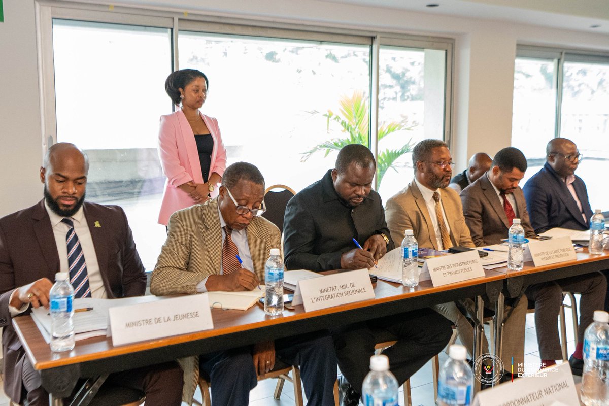 MinComex_RDC's tweet photo. 24.06.2026 | Kinshasa-RDC
6ᵉ SESSION DU COMITÉ INTERMINISTÉRIEL DE PILOTAGE DU #PFCIGL
Le Ministre du Commerce Extérieur, Julien Paluku Kahongya @julienpalukucom, a présidé ce mercredi 24 juin 2026 la 6ᵉ session du Comité Interministériel de Pilotage du Projet de Facilitation du Commerce et d’Intégration dans la Région des Grands Lacs #PFCIGL, aux côtés du Ministre d'État, Ministre de l'Agriculture et de la Sécurité alimentaire, Muhindo Nzangi @butondonzangi, et de la Ministre du Genre, de la Famille et de l'Enfant, Micheline Ombaye Kalama @MichelineOMbae.
Pour rappel, le PFCIGL œuvre pour la modernisation des infrastructures afin de faciliter le commerce entre la République démocratique du Congo, particulièrement au niveau des provinces du Nord-Kivu et du Sud-Kivu, et les pays voisins.
Cette 6ᵉ session a adopté le réajustement du budget 2026 à 17 500 000 dollars américains, le renforcement de la gouvernance du projet à travers l'accélération de l'exécution des travaux sur le terrain, l'expansion du #PFCIGL sur les corridors de Lobito et de Banana avec le développement de corridors de développement industriel, ainsi que le maintien de tous les projets dans les zones sous occupation, lesquels seront exécutés une fois la paix rétablie.
Plusieurs autres recommandations ont été formulées à l'endroit de la Banque Mondiale, qui finance ce projet intégrateur, notamment l'intégration du projet de corridor vert dans le Grand Équateur, ainsi que la construction et la digitalisation des postes frontaliers à arrêt unique dans la province du Haut-Uele.
Au cours de cette réunion, le Ministre du Commerce Extérieur a insisté sur l'effectivité du Régime commercial simplifié #RECOS entre la RDC et le Burundi, puis avec l'Ouganda, car celui-ci accorde plusieurs facilités aux petits commerçants transfrontaliers et aux populations vivant le long des frontières.