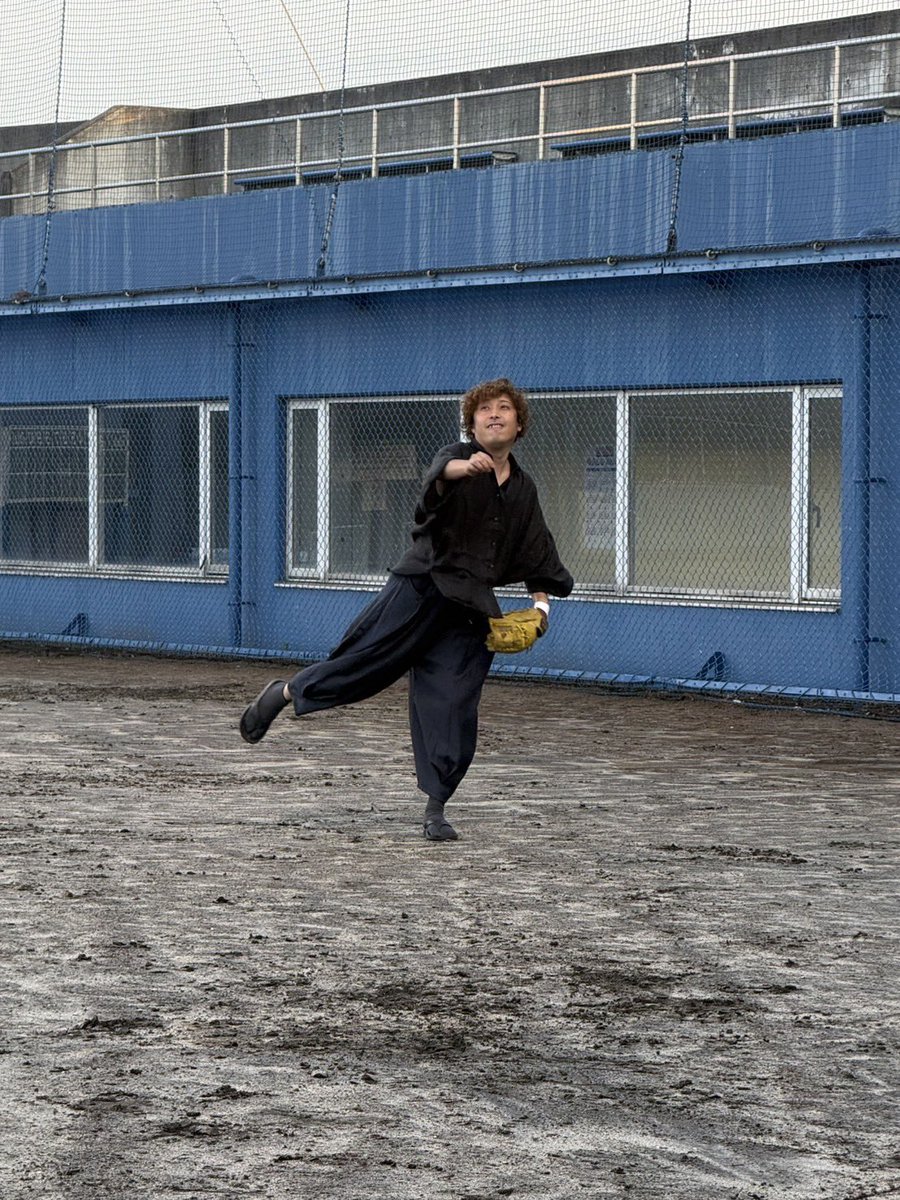 mikottan's tweet photo. リハビリがてら、現場帰りに草野球に行って来ました

5mくらいは投げれたけど、まだまだ時間はかかりそう

画像は3人ピッチャーを完璧に攻略したスズい新監督と

裏方で働く俺

ワイドパンツがベーブルースの時代のユニみたいになってる

#土樋ユニコーンズ
#ワシポップ https://t.co/klwqAJGqrB