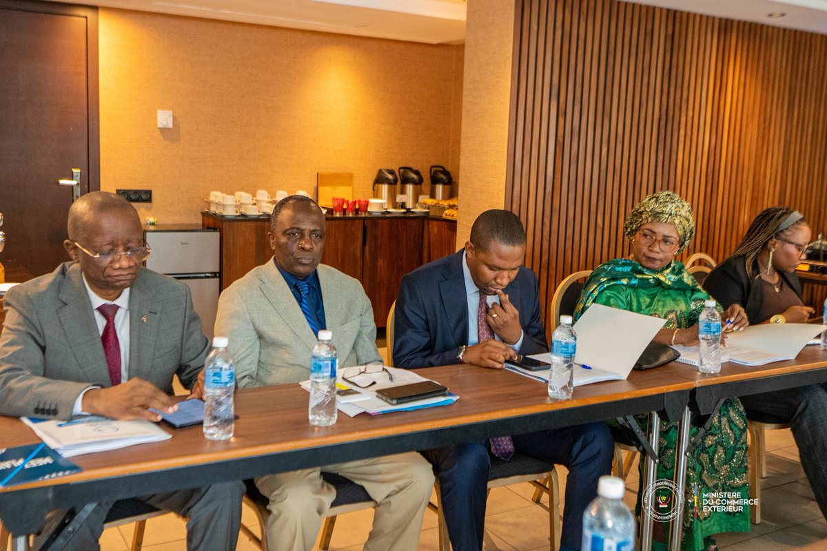 MinComex_RDC's tweet photo. 24.06.2026 | Kinshasa-RDC
6ᵉ SESSION DU COMITÉ INTERMINISTÉRIEL DE PILOTAGE DU #PFCIGL
Le Ministre du Commerce Extérieur, Julien Paluku Kahongya @julienpalukucom, a présidé ce mercredi 24 juin 2026 la 6ᵉ session du Comité Interministériel de Pilotage du Projet de Facilitation du Commerce et d’Intégration dans la Région des Grands Lacs #PFCIGL, aux côtés du Ministre d'État, Ministre de l'Agriculture et de la Sécurité alimentaire, Muhindo Nzangi @butondonzangi, et de la Ministre du Genre, de la Famille et de l'Enfant, Micheline Ombaye Kalama @MichelineOMbae.
Pour rappel, le PFCIGL œuvre pour la modernisation des infrastructures afin de faciliter le commerce entre la République démocratique du Congo, particulièrement au niveau des provinces du Nord-Kivu et du Sud-Kivu, et les pays voisins.
Cette 6ᵉ session a adopté le réajustement du budget 2026 à 17 500 000 dollars américains, le renforcement de la gouvernance du projet à travers l'accélération de l'exécution des travaux sur le terrain, l'expansion du #PFCIGL sur les corridors de Lobito et de Banana avec le développement de corridors de développement industriel, ainsi que le maintien de tous les projets dans les zones sous occupation, lesquels seront exécutés une fois la paix rétablie.
Plusieurs autres recommandations ont été formulées à l'endroit de la Banque Mondiale, qui finance ce projet intégrateur, notamment l'intégration du projet de corridor vert dans le Grand Équateur, ainsi que la construction et la digitalisation des postes frontaliers à arrêt unique dans la province du Haut-Uele.
Au cours de cette réunion, le Ministre du Commerce Extérieur a insisté sur l'effectivité du Régime commercial simplifié #RECOS entre la RDC et le Burundi, puis avec l'Ouganda, car celui-ci accorde plusieurs facilités aux petits commerçants transfrontaliers et aux populations vivant le long des frontières.