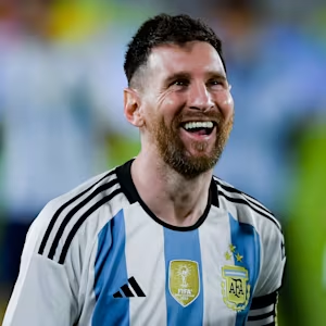 Cordobe67843099's tweet photo. #CumpleLeoEs conmovedor ver tanto cariño para nuestro Capitán, trabajadores, estudiantes, músicos, abuelos, jóvenes, deportistas, todos cantan!!🎶🎶🎵🎵🇦🇷🇦🇷❤️❤️  
Tan querido y respetado, ejemplo de vida y valores, solo decirte TE AMAMOS LEO!!  Feliz Cumpleaños!! 🎂🥂 https://t.co/YhZi98oik1