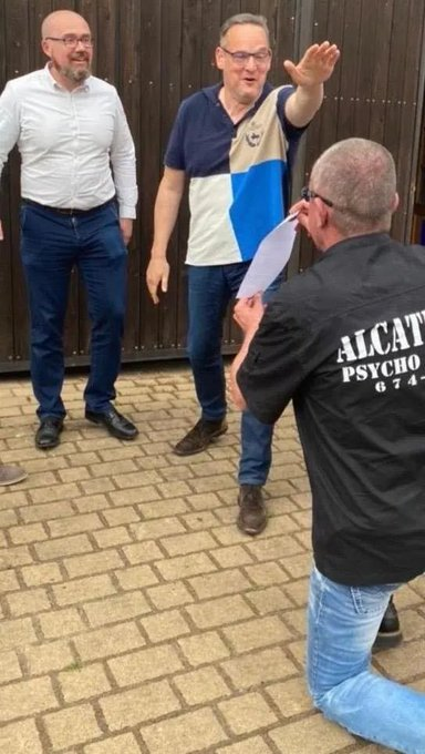Leahvonroden's tweet photo. Das gesamte Bild.

Aus meiner Sicht wird hier offensichtlich scherzhaft eine Pose der Segnung/Ritterschlag/Absolution nachgestellt.

Daraus 10 Wochen vor einer Wahl einen "Hitlergruß-Skandal" zu konstruieren, halte ich für infam, billig und dumm.

Ein Irrenhaus. https://t.co/skMPdAtIi9