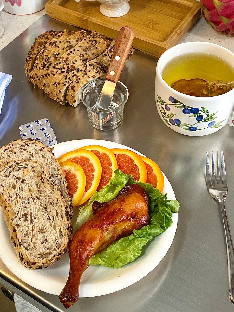 WWRLRyan's tweet photo. Quick, cozy weekday lunch: whole grain toast, smashed avocado, a sprinkle of chili flakes and a runny fried egg. Fuel for the afternoon! https://t.co/WIK39LDPj9