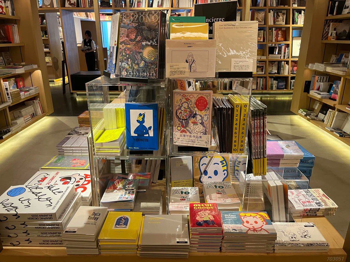 StudioTakeuma's tweet photo. noteでbanso books中の人、キャシーさんが銀座蔦屋書店 @GINZA_TSUTAYA がコーナーを作ってくださった写真と経緯を記して下さってます。

bansoは一括配本だからこそ配本できたり、こうして集めることで見つけやすさに役立ったり。

banso books @bansobooks を引き続きよろしくお願いいたします☺️ https://t.co/Ck2mdVM3aQ