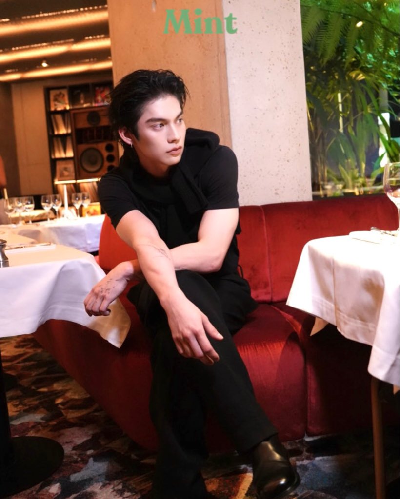 mintmag_th's tweet photo. หล่อทุกมุม! #MintReports ส่งภาพความหล่อของหนุ่มฮอต ‘ไบร์ท’ เพื่อนคนสนิทของ Ami Paris ขณะเตรียมเข้าร่วมรับชมแฟชั่นโชว์คอลเล็กชั่น Spring-Summer 2027 ที่จะจัดขึ้นในวันที่ 25 มิถุนายน เวลา 01.00 น. (ตามเวลาประเทศไทย) 💚

#bbrightvc
#AmiParis #AmiSS27
#MintMagTH https://t.co/0AxO3WnLeY