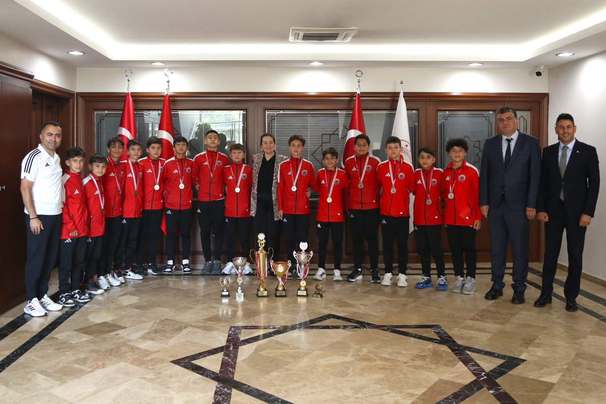 mem_etimesgut's tweet photo. Türkiye ikincisi olan Çanakkale Şehitleri OO Futbol Takımımız, İlçe MEM Müdür Vekili Sn.Bünyamin EROĞLU, okul müdürü ve öğretmenleri eşliğinde Kaymakamımız Sayın Özlem BOZKURT GEVREK’i ziyaret etti.

@tcmeb 
@EtimesgtKymkmlk 
@MemAnkara 
@Murat4Kucukali 
@AhmetGurselAVCI https://t.co/U5rIuCBW4u