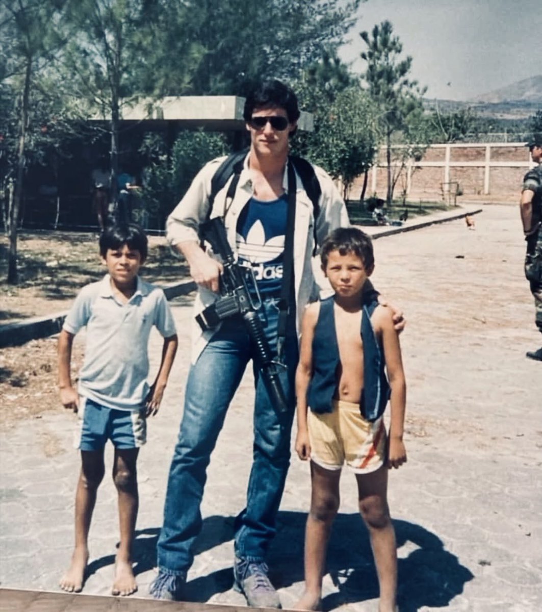 blackstarops's tweet photo. a member of 1st SFOD-D with the local children while in el salvador https://t.co/Lo82dTmQCU