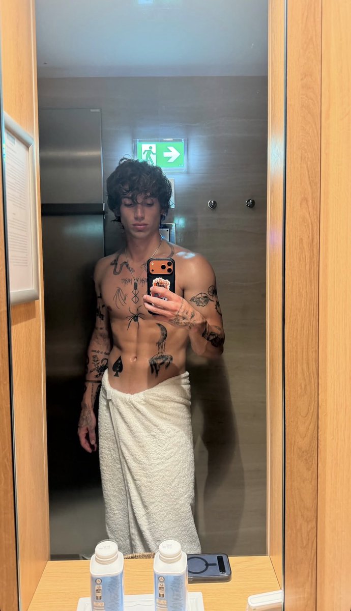 vincenzohacker's tweet photo. towels remain as my worst enemy https://t.co/4XCzOfXm3i