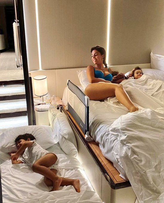 MauroSports24's tweet photo. Los siete hábitos que ayudaron a Ronaldo a mantenerse en la cima durante muchos años...

Tiene 41 años y sigue superando a cualquier atleta de 20 años

1_ Duerme en una cama con su esposa Georgina... https://t.co/T8LWVFJ4Tt