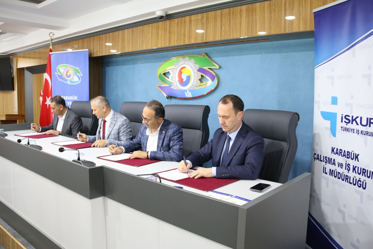 karabuktso's tweet photo. Nitelikli İşgücü Yetiştirme Programı (NİYEP) kapsamında, iş gücü piyasasının ihtiyaç duyduğu nitelikli çalışanların yetiştirilmesine yönelik çalışmalar doğrultusunda, İŞKUR Karabük İl Müdürlüğü, Karabük Ticaret ve Sanayi Odası (KTSO), Kastamonu Üniversitesi ve BİM Birleşik Mağazalar A.Ş. iş birliğinde 16 kişilik ‘Perakende Satış Elemanı’ mesleğinde eğitim programına ilişkin protokol imzalandı.

Protokol kapsamında katılımcılara 4 ay süreyle teorik ve uygulamalı eğitimler verilecek olup, bu süreçte kursiyerlerin zaruri gider ödemeleri ile Genel Sağlık Sigortası (GSS) primleri İŞKUR tarafından karşılanacaktır. Eğitim sürecinin tamamlanmasının ardından katılımcıların en az yüzde 60’ının BİM Birleşik Mağazalar A.Ş. bünyesinde istihdam edilmesi hedeflenmektedir. Bu iş birliğiyle, iş arayanların mesleki becerilerinin geliştirilmesi ve sürdürülebilir istihdam olanaklarının artırılması amaçlanmaktadır.

Karabük Ticaret ve Sanayi Odası Yönetim Kurulu Başkanı @fthcprz , program kapsamında kursiyerlerle bir araya gelerek NİYEP’in nitelikli iş gücünün yetiştirilmesi ve istihdamın artırılması açısından önemli bir proje olduğunu ifade etti. Eğitimin mesleki gelişime sağlayacağı katkılara dikkat çeken Çapraz, kursiyerlere başarılar dileyerek programın hayata geçirilmesinde iş birliği içerisinde hareket eden İŞKUR Karabük İl Müdürlüğü, Kastamonu Üniversitesi ve BİM Birleşik Mağazalar A.Ş.’ye teşekkür etti.

#nitelikliişgücü #istihdam #işibirliği #işkur #kastamonuüniversitiesi #bim #karabüktso