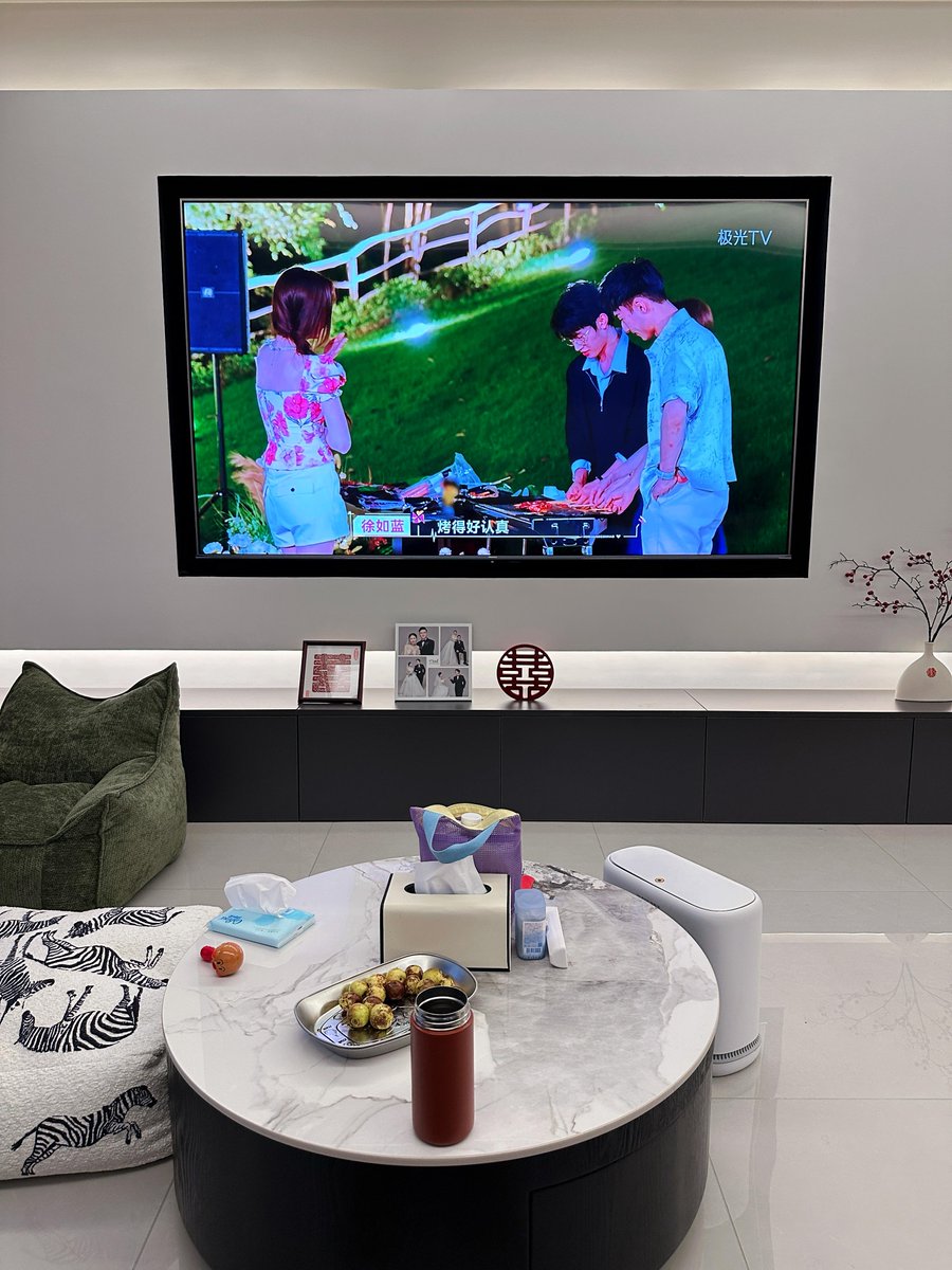 kingofthemilfs's tweet photo. Spent the whole afternoon curled up on the sofa with my favorite person, sharing a big bowl of ice cream and silly movie clips . https://t.co/Nj25H38dH2