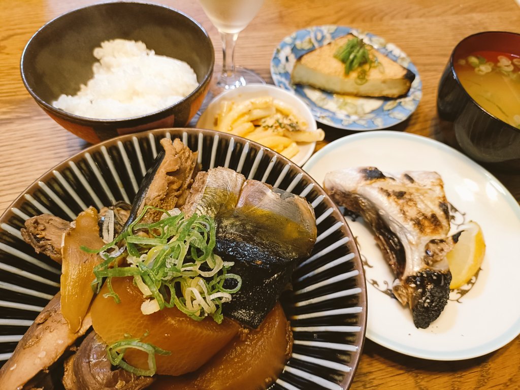 Nittorobe's tweet photo. ブリ大根ならぬハマチ大根、かま塩焼き、マカロニサラダ、厚揚げ焼いたやつ、ナス味噌汁、白ワイーん！おつかれ！ https://t.co/TXDSC6LL2l