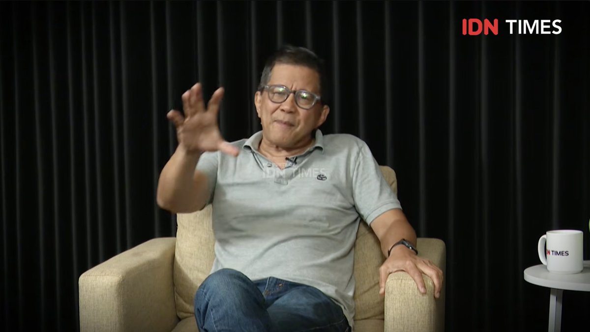LambeSahamjja's tweet photo. pendapat rocky gerung soal kinerja prabowo:
- Kabinet dungu semua 
- 109 orang tapi tidak ada yang bisa bertengkar soal kebijakan, cuma bilang "siap, Pak"
- ada yang lulusan dari luar negeri tapi jadi plenger
- Purbaya cuma kasir tidak berani bilang uang kita tidak cukup pak prabowo mohon berhemat
- MBG harus dibatalkan dulu, dihitung ulang klo bisa batalkan full
- Prabowo tersandera partai 
- kabinet hasil transaksi politik bukan intelektual
- Tidak reshuffle besar (80%) Oktober 2026 = Prabowo pasti jatuh
- Lebih happy di luar negeri karena kabinet dalam negeri mengecewakan
- tidak ada orang yang berani debat dan koreksi Presiden
- Gibran tidak cukup kapasitas 
- bahkan sebagai wapres pun tidak layak, cocoknya jadi jualan martabak kek dulu