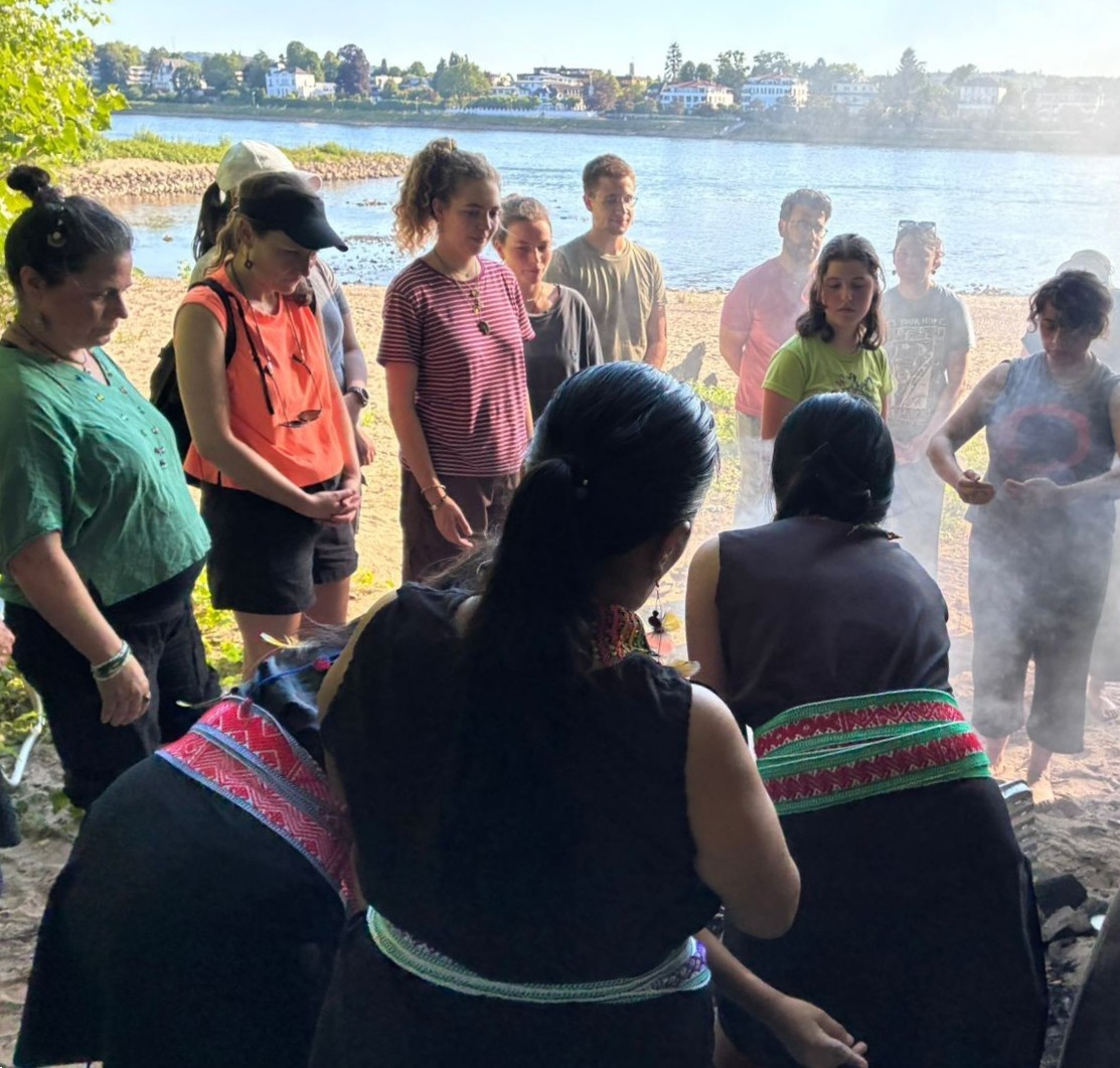 ZEFbonn's tweet photo. On June 18, the Iakumama ritual took place by the Rhine in Oberkassel; a transdisciplinary bridge between Inga indigenous knowledge and Western science. 🌊

Here are some photos! https://t.co/h4saKEhW0W