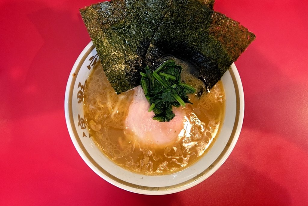 kazutan0264's tweet photo. ラーメン濱野家@五井にて、ラーメン(並)。定点観測店。足を運ぶ度に、自らの記憶の中の「美味」を軽々と超えてくるのは、間断なき研鑽の証に他ならない。レンゲを口元へと運ぶ都度、漏れ出すのは感嘆の溜息のみ。出汁とカエシがここまで精密機械の歯車の如く噛み合う「家系」は、全国広しといえ稀だ。 https://t.co/kYG3XMe2Ov