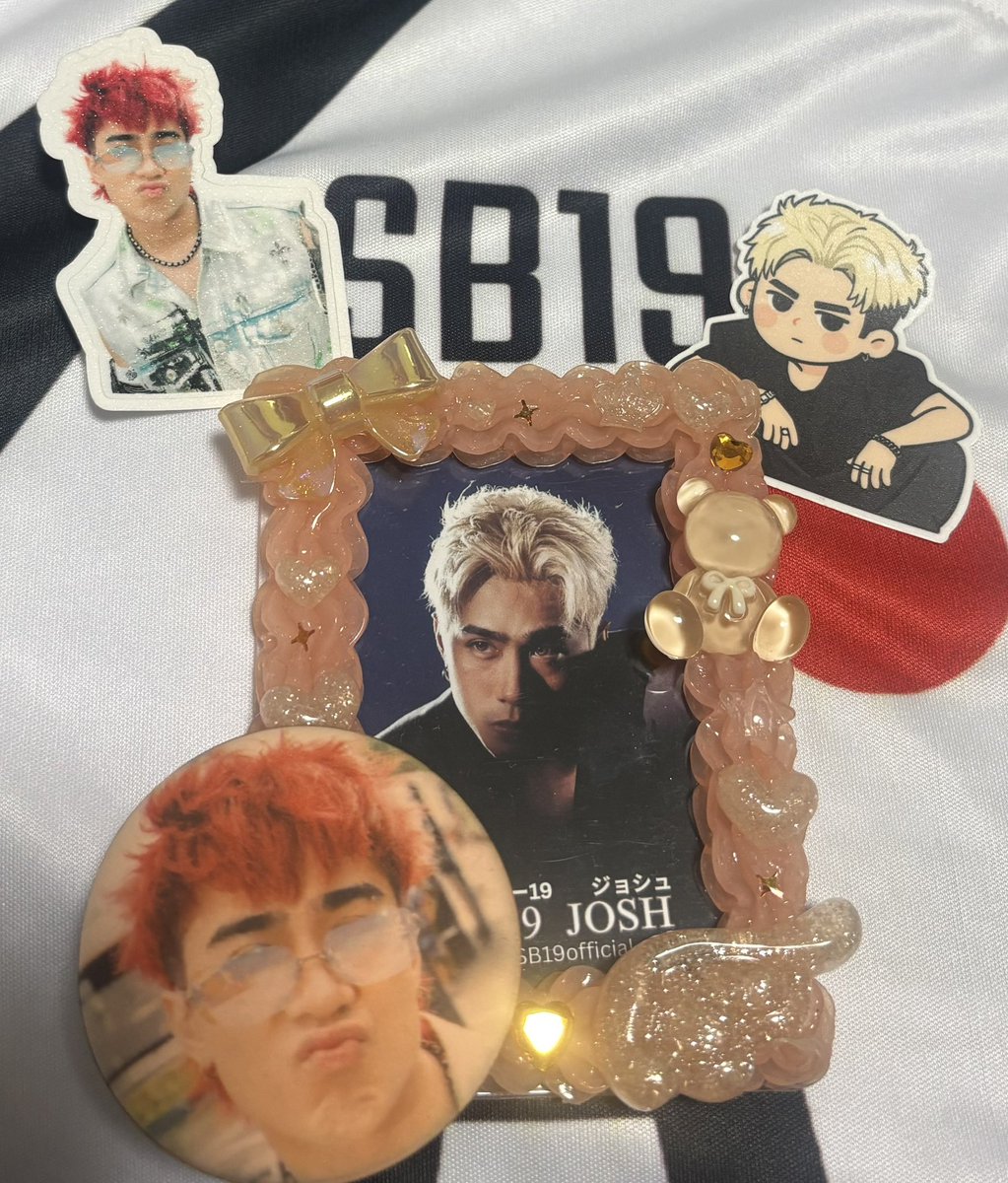 BESTYOUTERBBQ's tweet photo. SB19のジョシュ推しなもんで、めちゃくちゃサマソニ楽しみなんですど、フィリピンエキスポでA'TINにプレゼントしてもらった左下のジョシュのメイクパフは、あたしジョシュにキスされるので恥ずかしくて使えません😇OMG😇🤟 https://t.co/RP5xCRnPdV