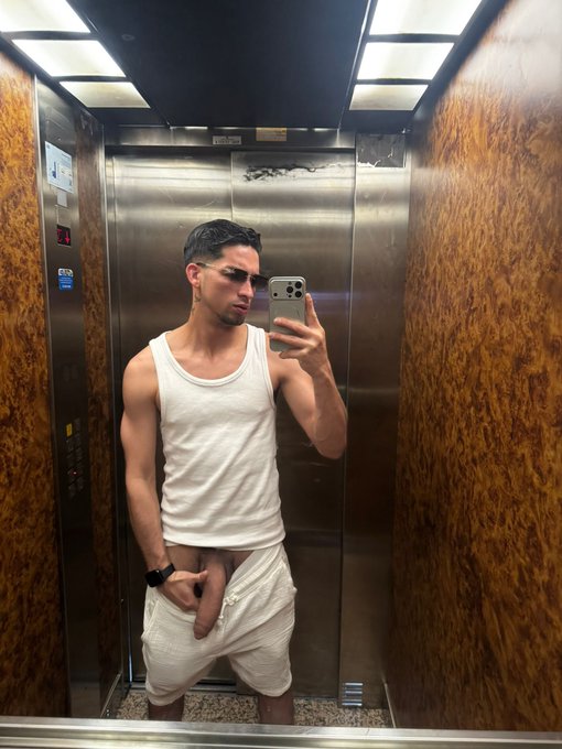 David A (oficial) - 2 pic. Te la dejo fácil: si me la quieres chupar a mi y a otros dotados más y sacarme toda la leche búscame en @TheBlowers y lo conseguirás. https://t.co/BKaaU3wu91 Sino la tienes te dejo el enlace. https://t.co/2WTpuCIkrw