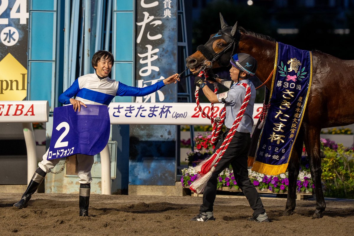 QZygbdf8L1kEB9U's tweet photo. 和生騎手とロードフォンスのやり取りがなんとも微笑ましい

終始笑顔の和生騎手と頑張って御そうとする厩務員さんが面白い🤣
#ロードフォンス https://t.co/aS6Hv4a6ve