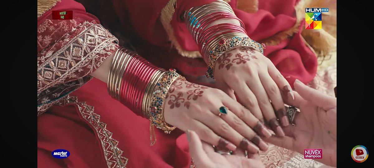 Rantingspace__'s tweet photo. Idiots are those who literally watched this scene &amp; still went ahead with "Rabiya &amp; Mudassir is end game" theories. Do you guys think director was an idiot to show this side by side?
Those who watched the show from the start knew that #SarBiya was always meant to be.
#Zanjeerain https://t.co/1OpsQClBBS