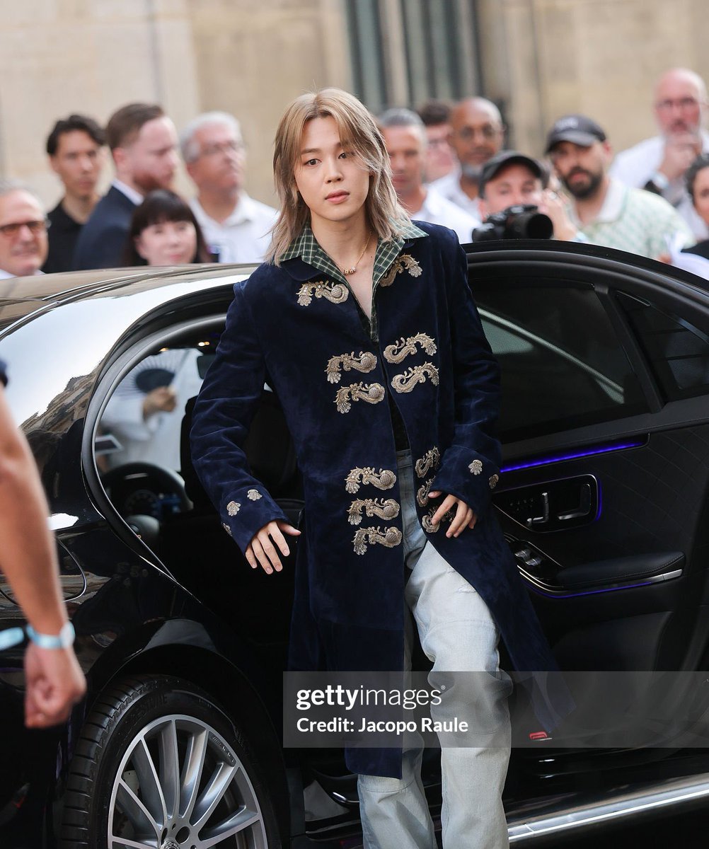 pjmIesviu's tweet photo. Cuando eres Park Jimin y Jung Hoseok pero la maldición del getty images no funciona con ellos, LOS MEJORES EMBAJADORES DE DIOR Y LOUIS VIUTTON 🚬 https://t.co/EugAjeNMyR