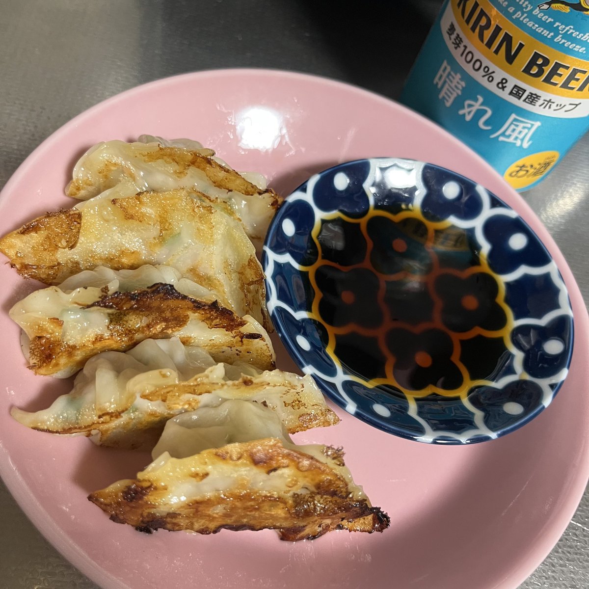mmmeda___ca's tweet photo. キノーまとめて作った餃子🥟
わたしはにんにくを食べるとアレルギーでやすいので入ってないものを家で作るよ https://t.co/GB9uImUR7V