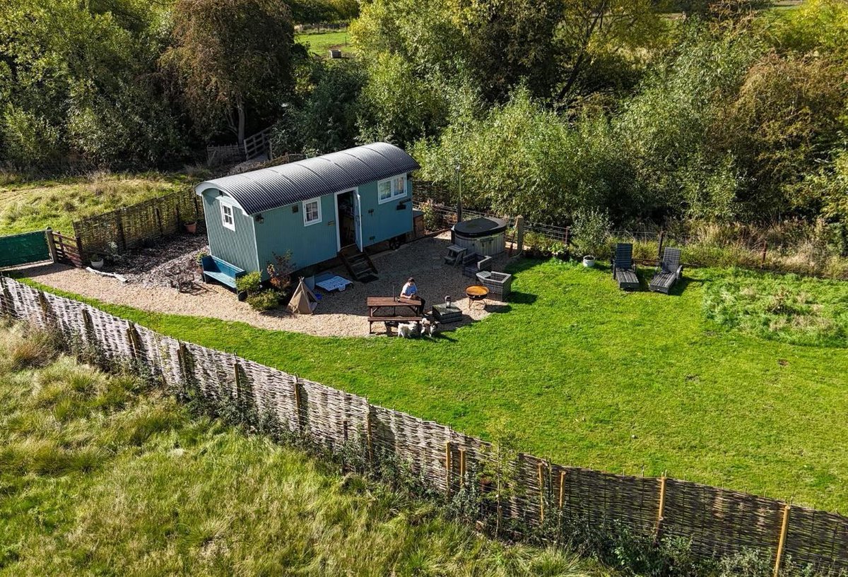 WeAcceptPets's tweet photo. πΎ Escape to Shepherds Rest πΎ
Treat yourself and your four-legged friend to a relaxing stay at Shepherds Rest and enjoy a countryside getaway to remember.
Accepts πΆ
https://t.co/h8D07La1I1
#ShepherdsRest #RutlandRuralRetreats #ShepherdsHut #DogFriendlyStay #CountrysideEscape https://t.co/ToO9xRcK7Y