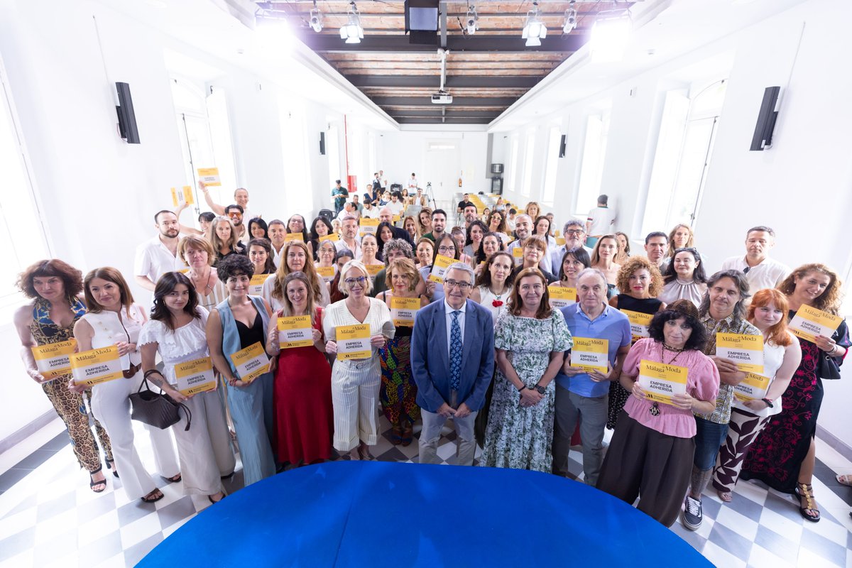 diputacionMLG's tweet photo. 👗 @MalagaDeModa aglutina a 131 creadores locales adheridos en sus primeros diez años de vida.

➡ Un total de 56 empresas han recibido hoy de manos del presidente de la @diputacionMLG, @Francissalado, su placa distintiva de la marca.

🔗 https://t.co/hV7GsetWpw https://t.co/VvS6frH8Ya
