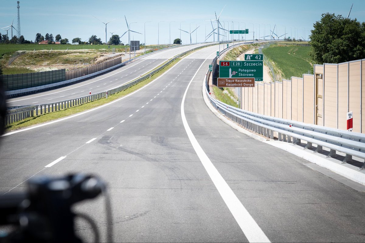 DariuszKlimczak's tweet photo. 🎉Domykamy drogę ekspresową między Szczecinem a Trójmiastem!

🚗 Razem z Premierem @donaldtusk przekazaliśmy świetną informację dla kierowców - już w piątek udostępnimy do ruchu ostatni odcinek trasy S6. 

W ramach inwestycji między Słupskiem a Lęborkiem wybudowano: 
- 5 nowych węzłów drogowych: Budy, Bobrowniki, Rzechcino;
- najdłuższą estakadę na całej S6 – ponad 245-metrowy obiekt nad doliną Łupawy. 

💬 Otwarcie ostatniego odcinka drogi ekspresowej S6 między Szczecinem a Trójmiastem całkowicie zmienia filozofię poruszania się po północnej Polsce. Tuż przed wakacjami oddajemy kierowcom 40 km odcinek, tym samym domykamy jeden z najważniejszych projektów drogowych w naszym kraju.

⏱️ Droga ekspresowa S6 staje się kręgosłupem komunikacyjnym polskiego wybrzeża. Trasa o długości 330 km połączy najważniejsze miasta północnej Polski: Szczecin, Koszalin, Słupsk, Gdynię i Gdańsk. Zintegruje dwa największe obszary metropolitalne polskiego wybrzeża oraz najważniejsze porty morskie kraju. Dzięki inwestycji skróci się czas podróży między Gdańskiem a Szczecinem o około 1,5 godziny oraz poprawi komfort i bezpieczeństwo podróży. Tegoroczne wyjazdy nad morze będą szybsze i wygodniejsze niż kiedykolwiek wcześniej.

🇵🇱 S6 wzmacniając dostęp do najważniejszych portów morskich, wspiera rozwój gospodarczy Pomorza i stanowi część europejskiego korytarza Via Hanseatica. To kolejny krok w budowie nowoczesnej infrastruktury drogowej w Polsce.

#drogi #infrastruktura #S6 @PremierRP @KPRM_CIR @GDDKiA @MI_GOV_PL