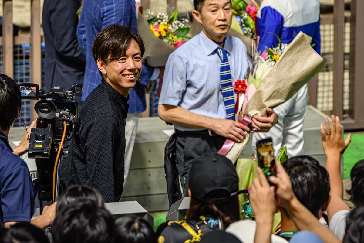 strike_zeam's tweet photo. これは花束をファンにあげる #安田翔伍 師
やさしいね https://t.co/s6cR2lP6Ft