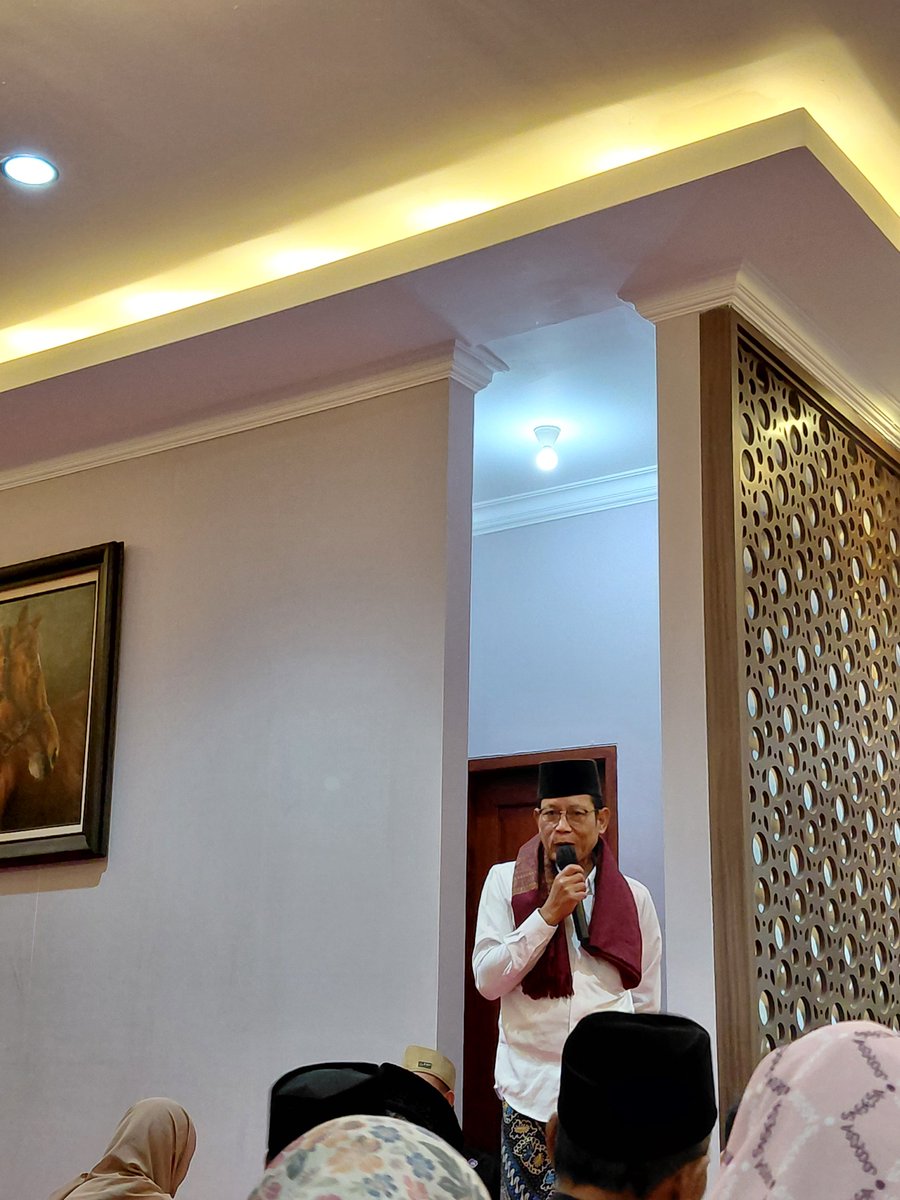 ravhasia's tweet photo. tmi todei.
kajian di rumah dinas bpk walikota 😸😼 https://t.co/8n1yLjsQMt